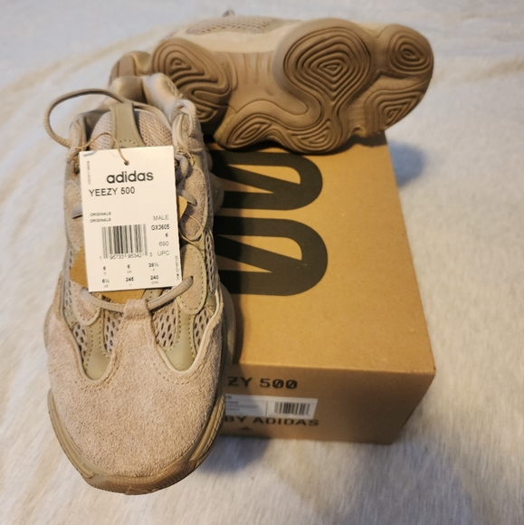 Yeezy 500 - Picture 4 of 4
